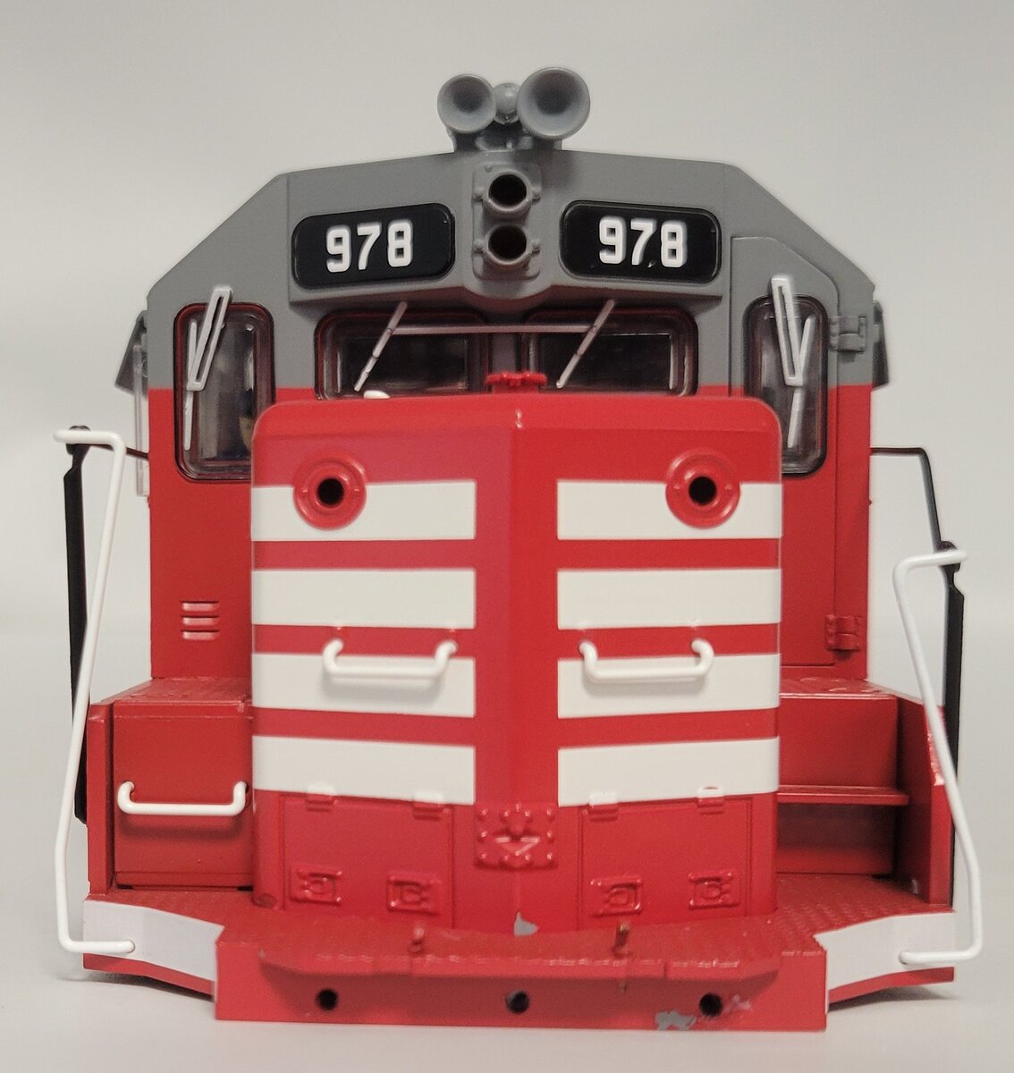 Lionel 38868-2 GP-35 Burlington CB&Q GP-35 Diesel Locomotive Shell #978