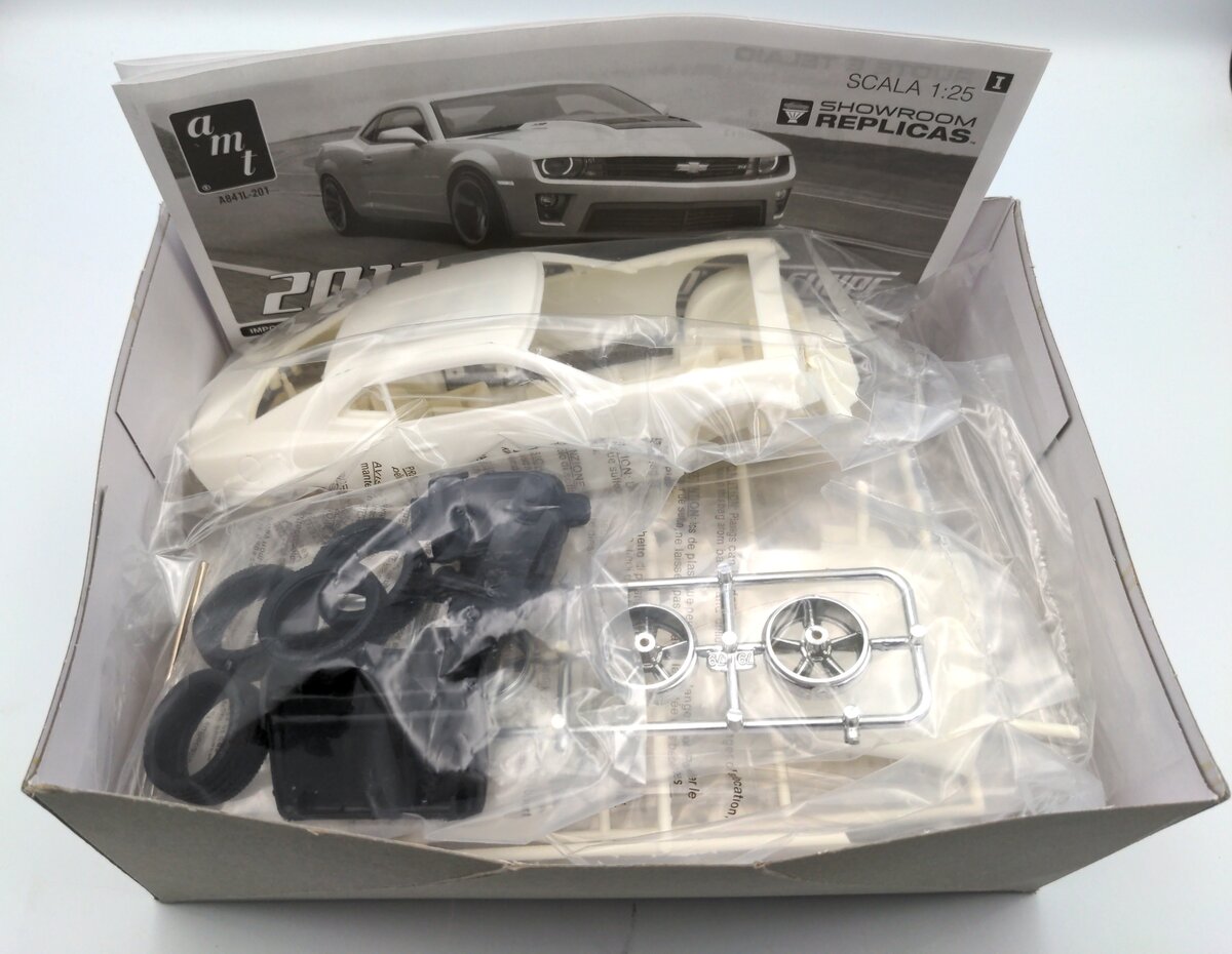 AMT 841 1:25 2013 Camaro ZL1 Coupe Car Model Kit