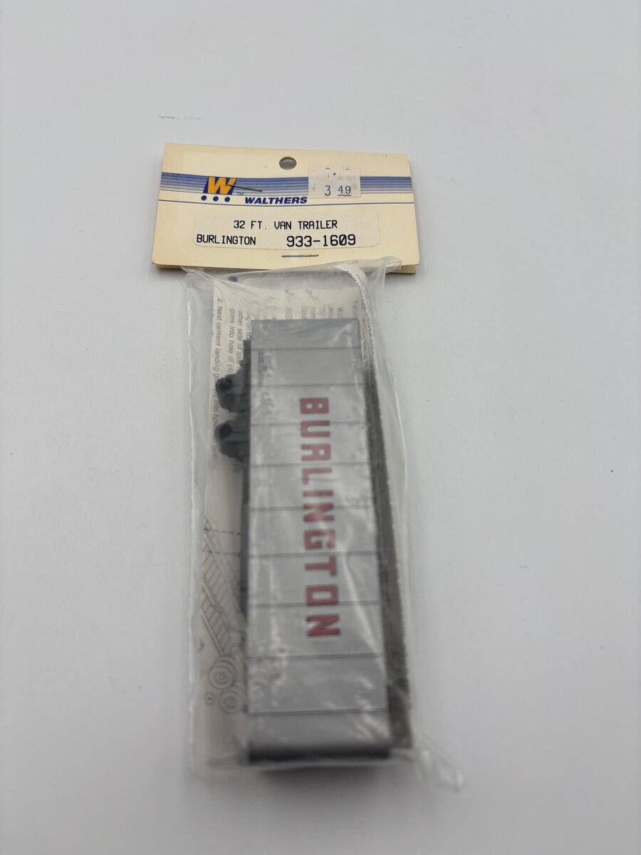 Walthers 933-1609 HO Burlington 32' Van Trailer