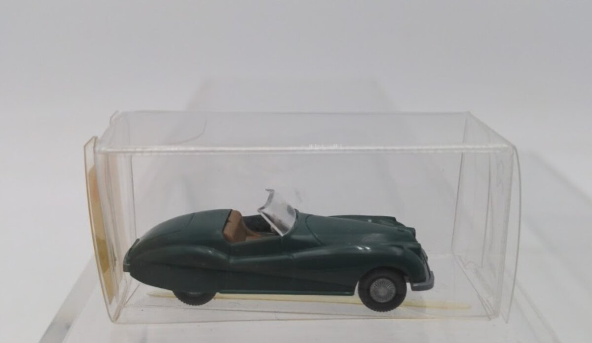 Wiking 020 HO Scale Jewel Green Jaguar Sport W/Beige Interior Plastic Automobile