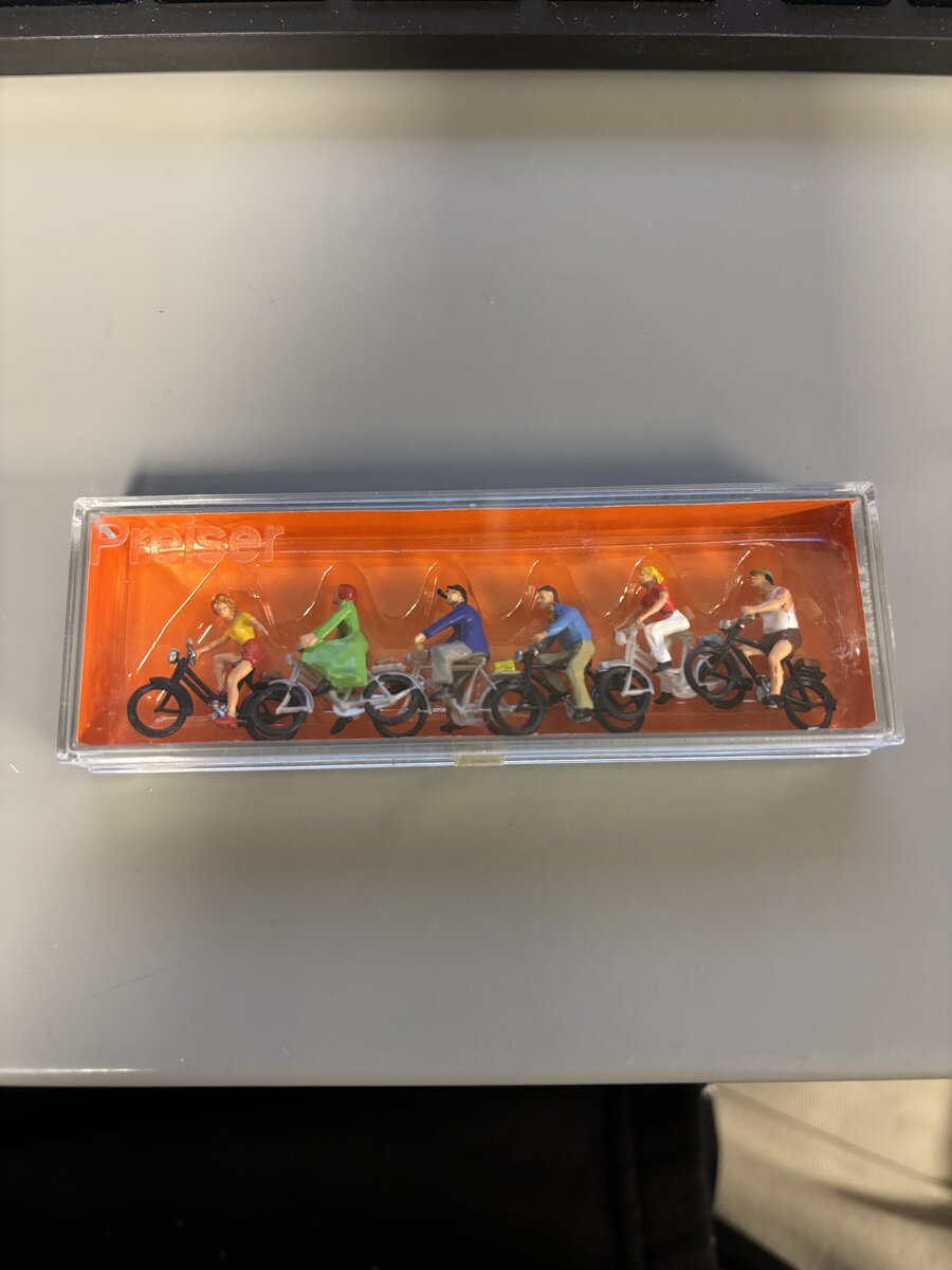 Preiser 10091 HO Men and Women on Bikes Figures (Set of 6)