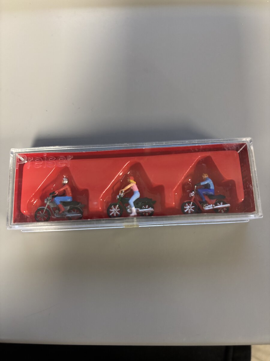Preiser 10126 HO Young Motorbike Riders Figures (Set of 3)