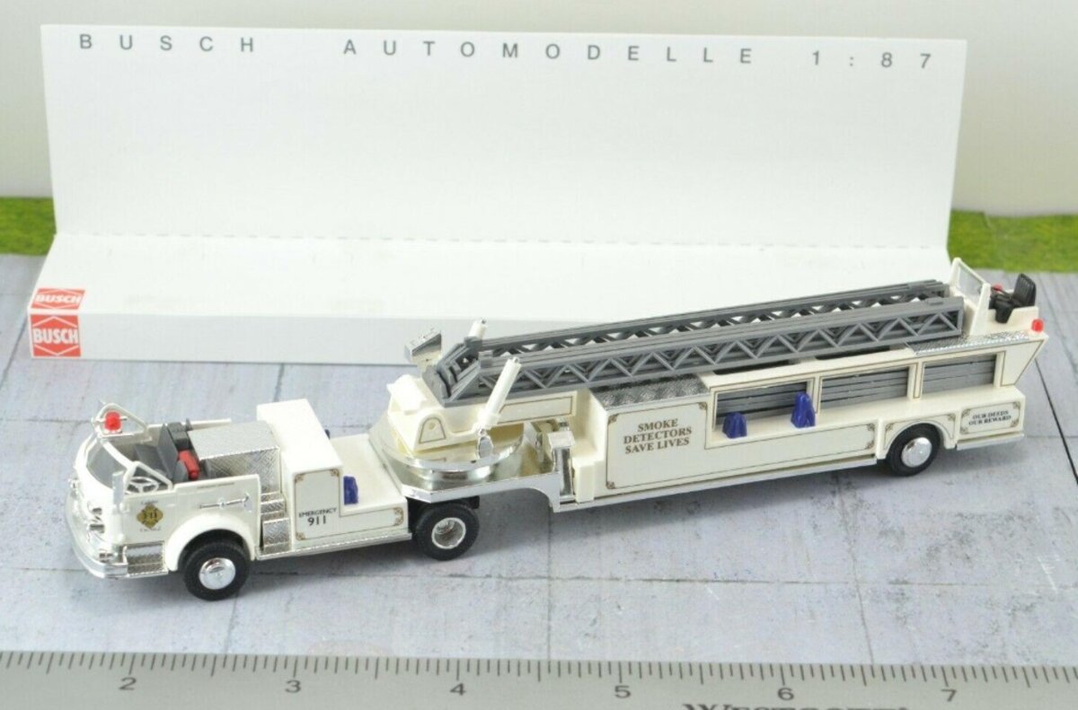 Busch 46016 1:87 White LaFrance Open Cab With Ladder Truck