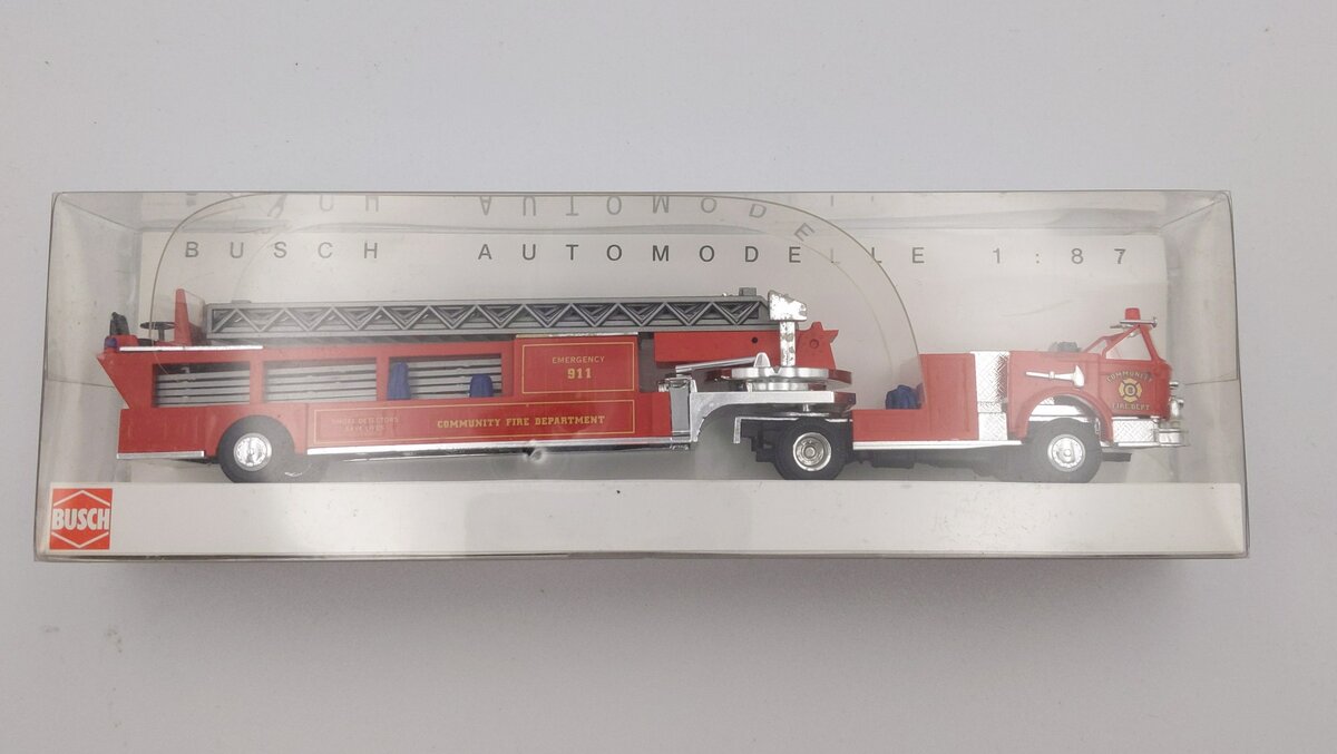 Busch 46023 HO 1:87 American LaFrance Ladder Cmnty
