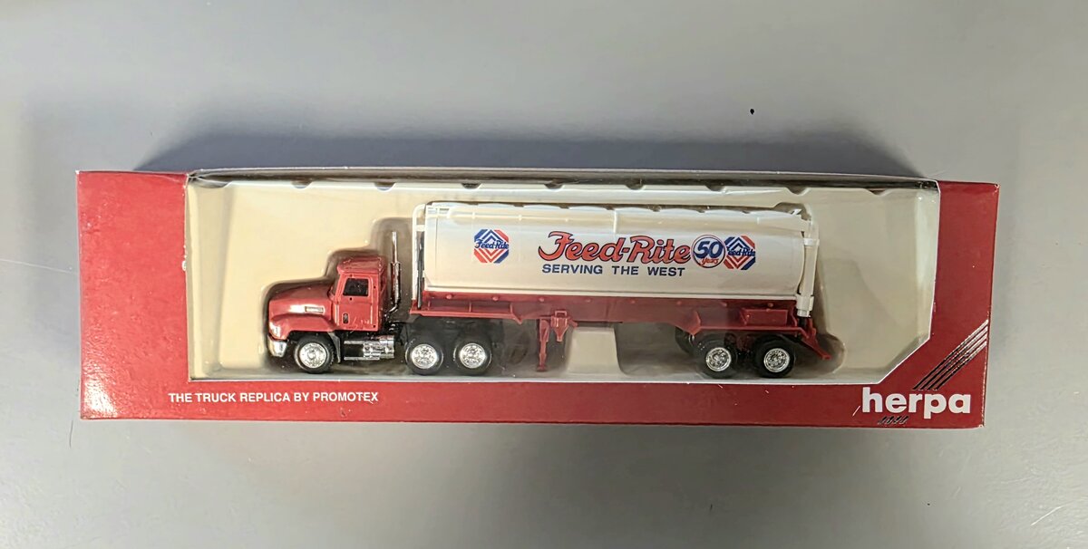 Herpa 6059 HO Feedrite Mack CH 603 Tractor Trailer