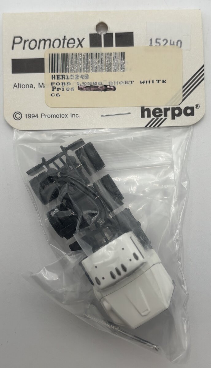 Herpa 15240 1:87 Ford L-9000 Short White