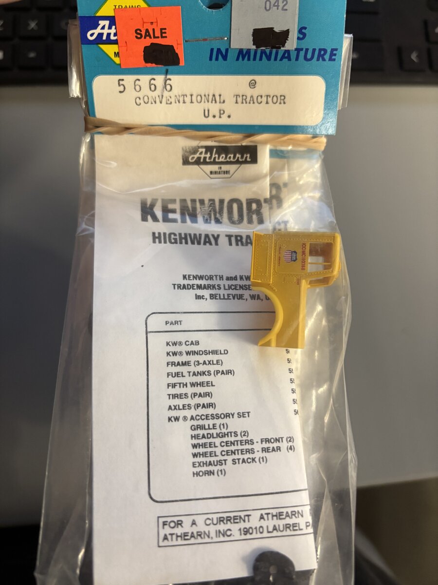 Athearn 5666 HO Union Pacific Conventional Tractor Plastic Truck Kit