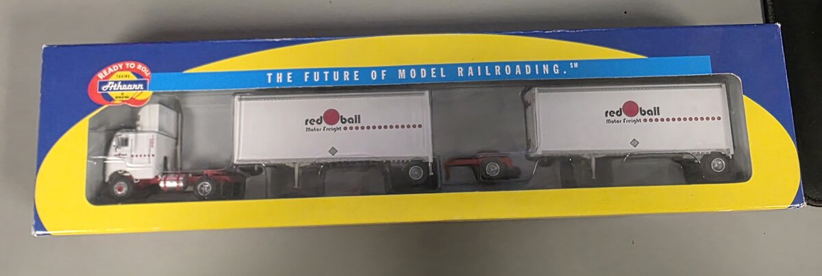 Athearn 91144 HO 1:87 Freightliner w Trailers Red Ball