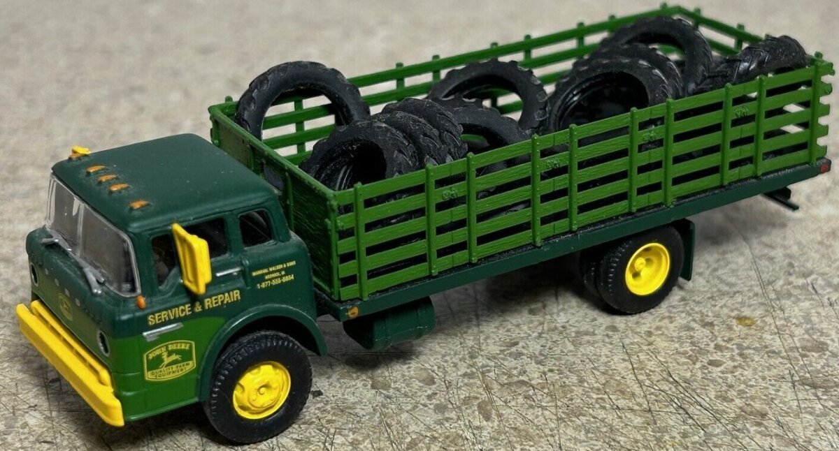 Athearn 8100 HO John Deere Stake Bed Ford C-Series Service Truck Hedrick, IA