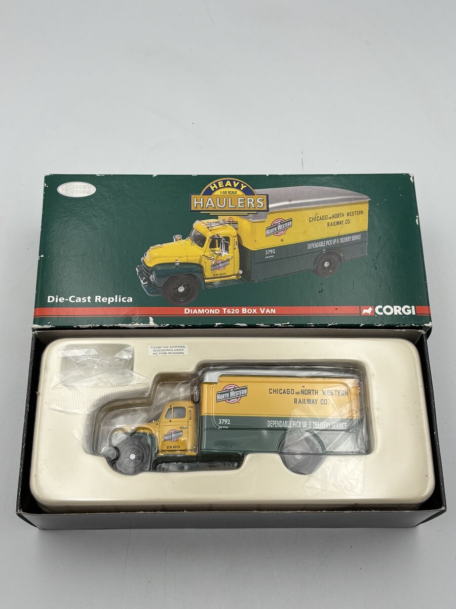 Corgi US52912 1:50 Chicago North Western System Diamond T620 with Box Van