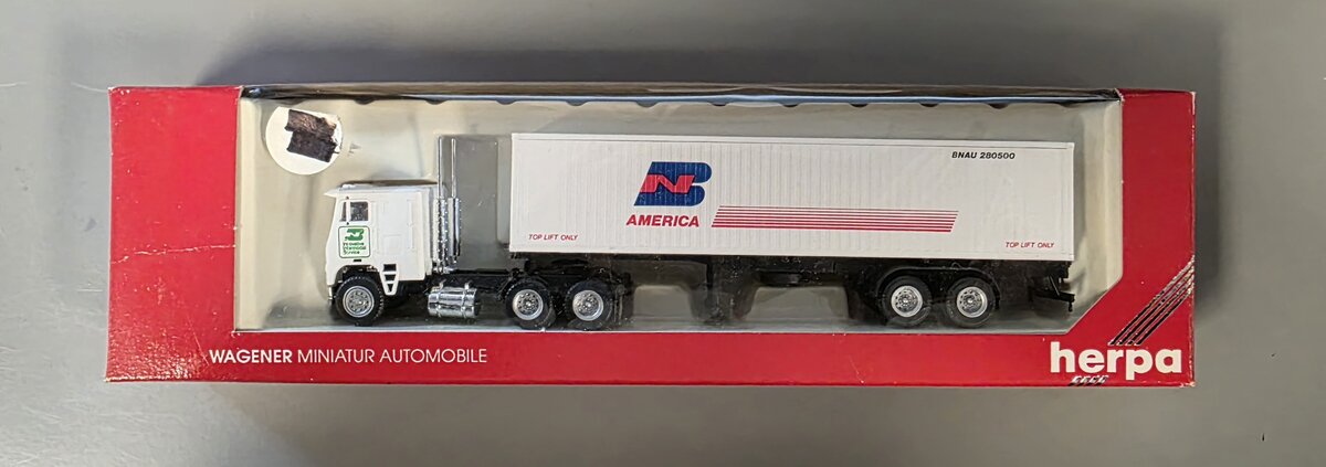 Herpa 6015 HO Freightliner BN America COE with 40’ Container