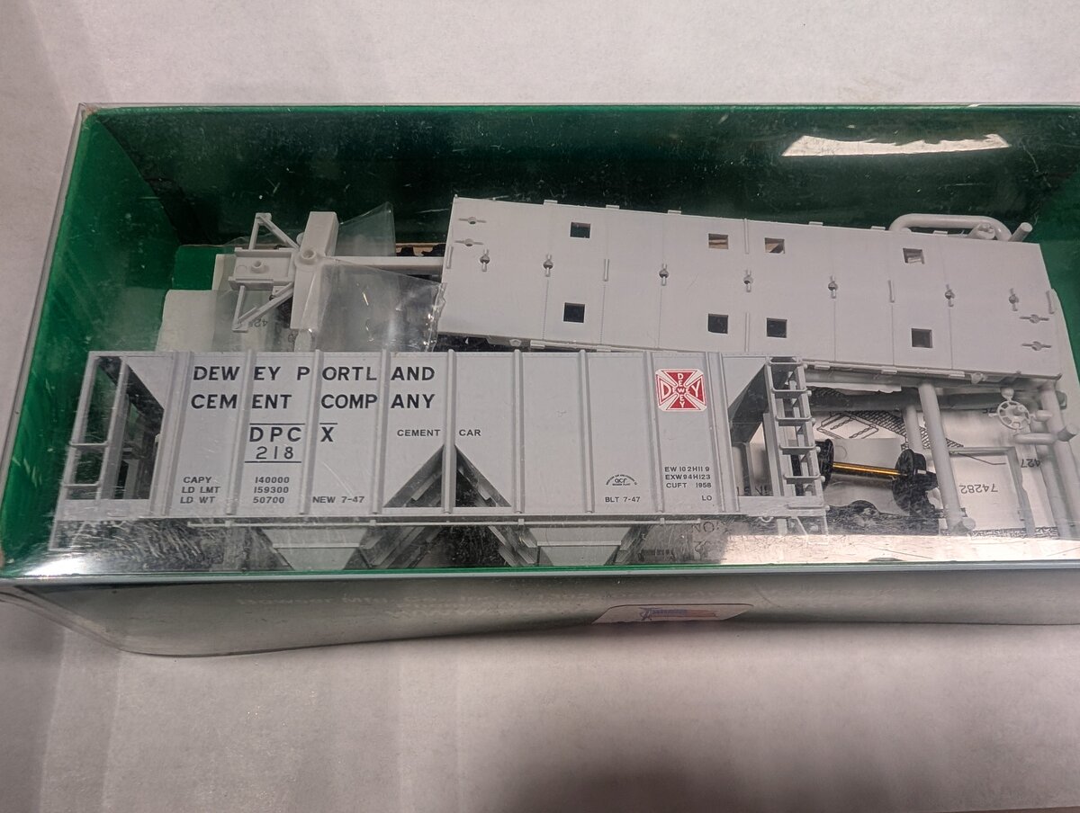 Bowser 56879 HO KIT 70-Ton 2-Bay Covered Hop, Dewey Cement #218