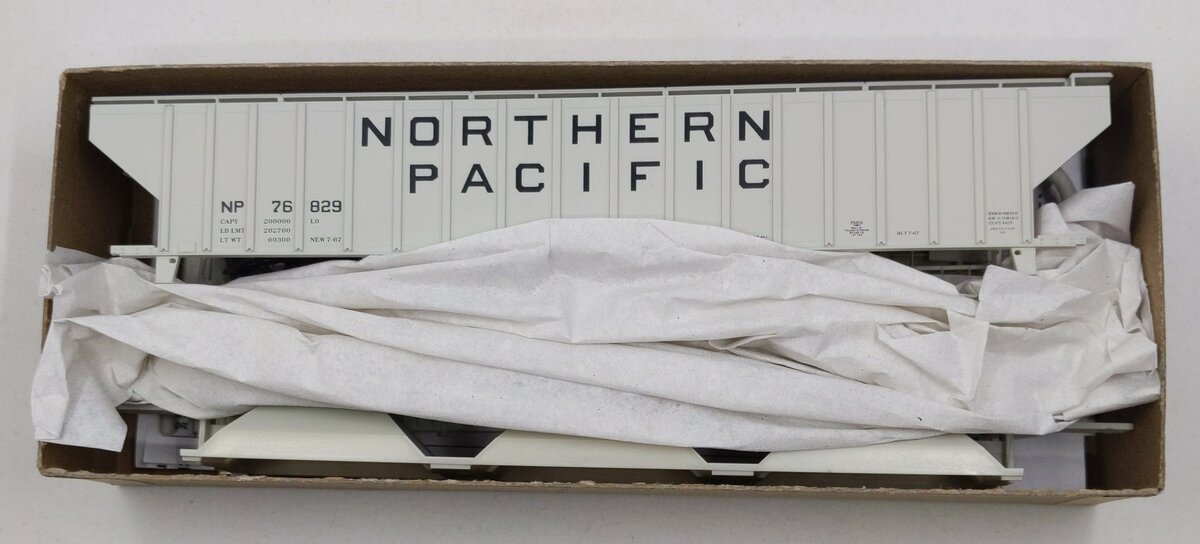Accurail 6515 HO Scale Northern Pacific Pullman Standard Covered Hopper #: 76829