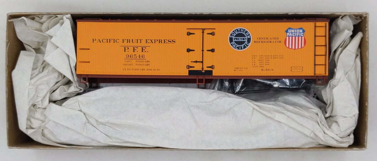 Accurail 48333 HO Scale Pacific Fruit Express SP/UP 40' Wood Reefer