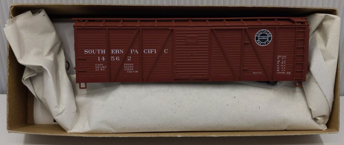 Accurail 71121 HO Scale Southern Pacific 40' Wood Outside-Braced Boxcar Kit
