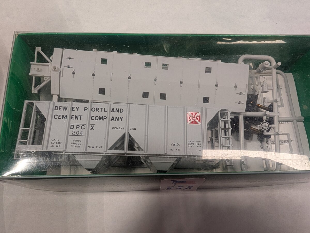 Bowser 56877 HO Dewey Portland Cement 70 Ton 3 Bay Covered Hopper #204 Kit