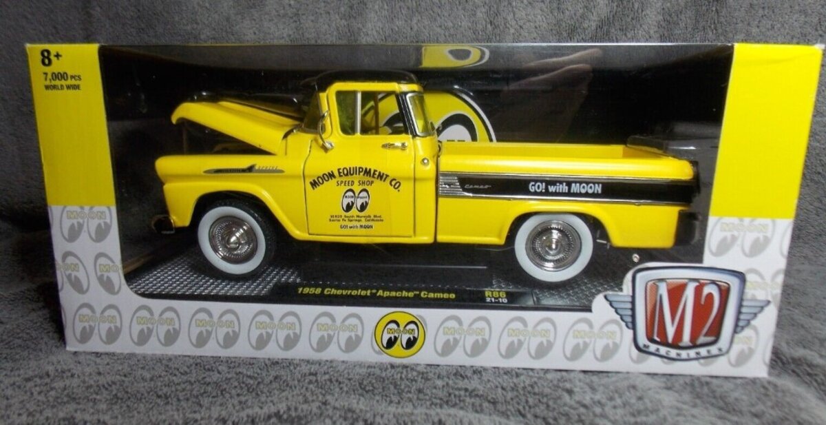 M2MACHINES 40300 1:24 Moon Equipment Co. 1958 Yellow Chevrolet Apache Cameo