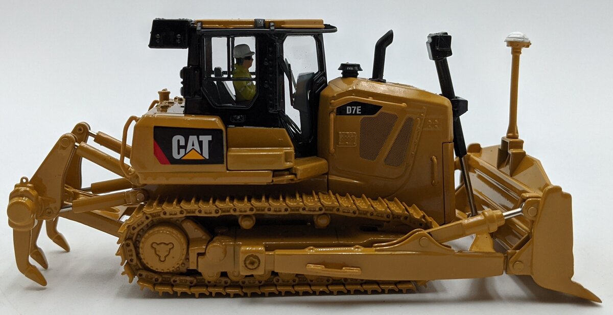 DieCast Masters 85224 1:50 Caterpillar D7E High Line Tractor Dozer Vehicle