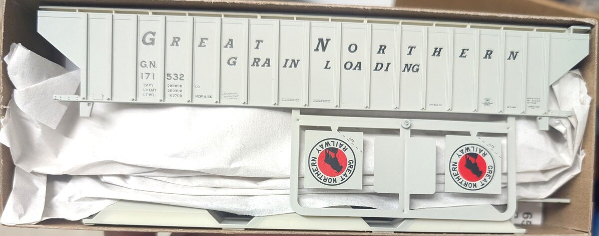 Accurail 6522 HO Great Northern Pullman Standard 3-Bay Covered Hopper Kit
