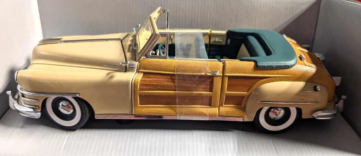 Motor City Classics 5001 1:18 Tan Chrysler Town & Country in Catalina
