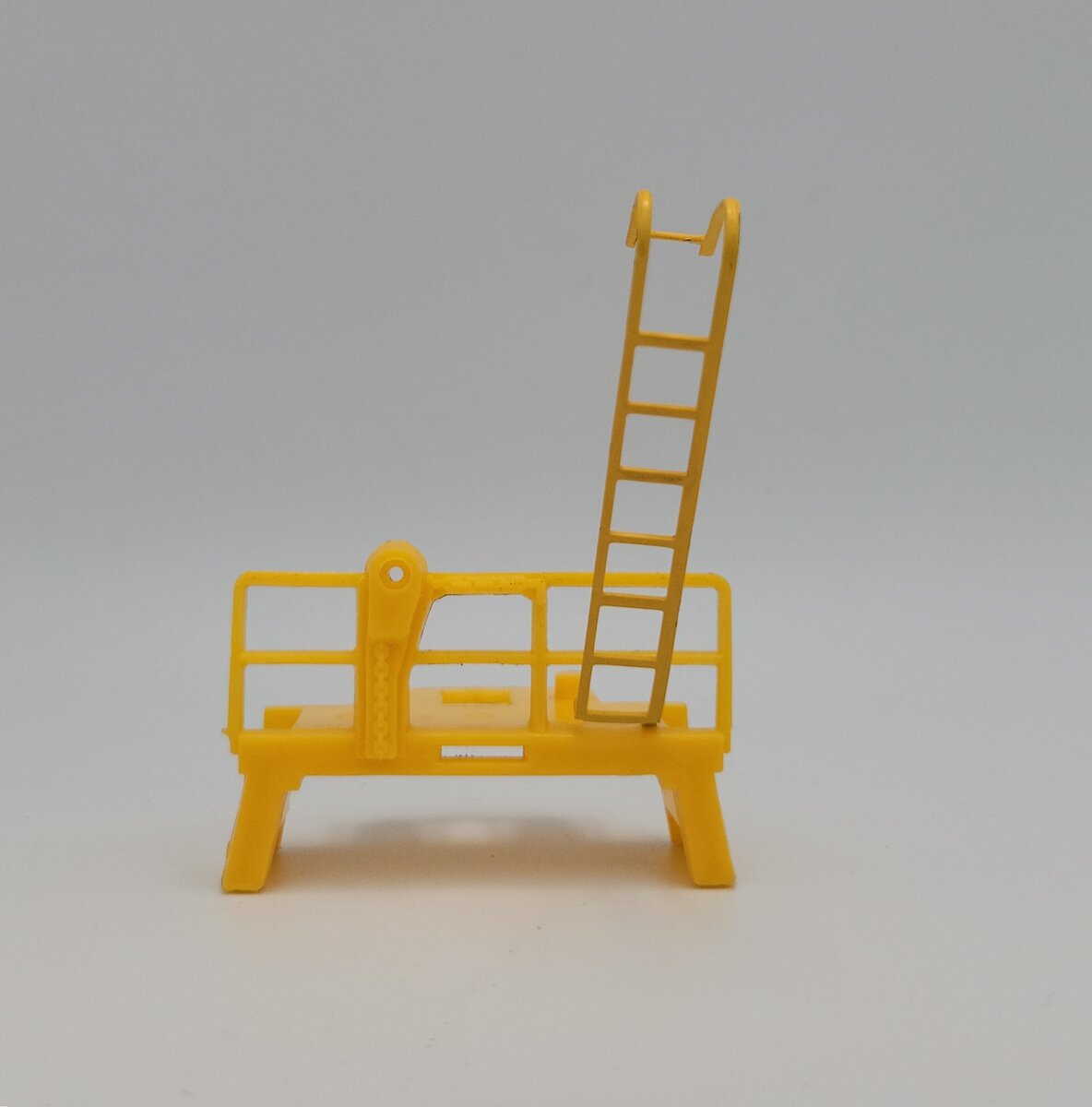 Lionel 6517-6Y Yellow Bay Window Caboose End Rail with Ladder