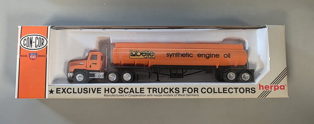 Con-Cor 0004-001054 HO Labelle Tractor with Oil Tank Trailer