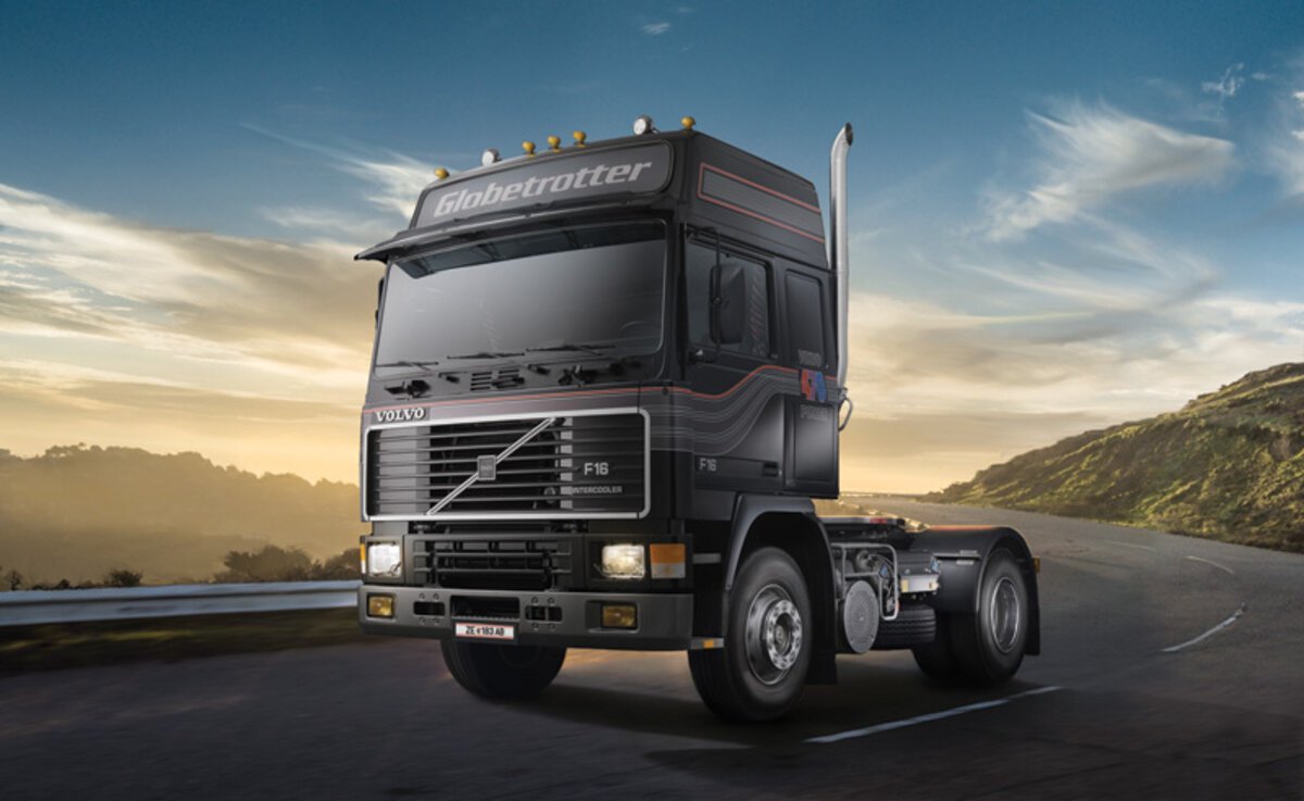 Italeri 3923S 1:24 Volvo F16 Globetrotter Truck Plastic Model Kit