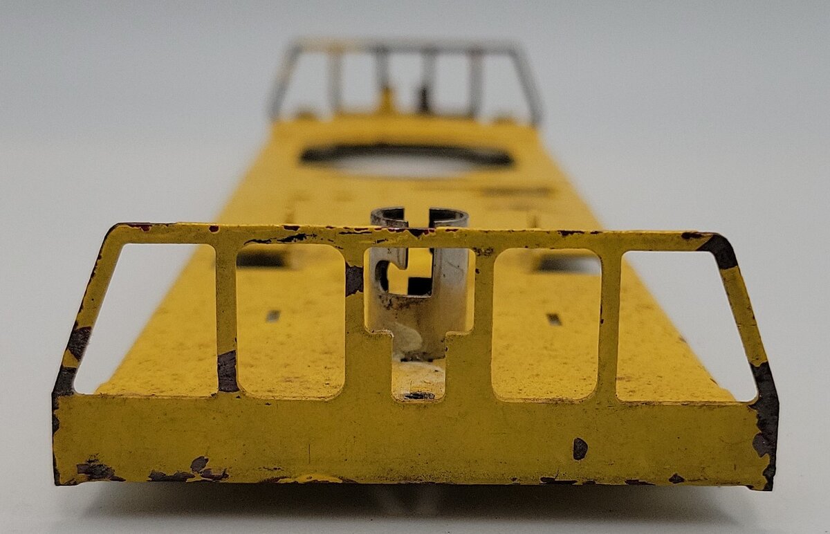 Lionel 628-18 Yellow 44 Ton Diesel Switcher Frame with Lamp Socket