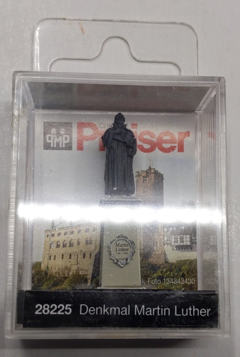 Preiser 28225 HO Scale Martin Luther Statue Figure (Denkmal Martin Luther)