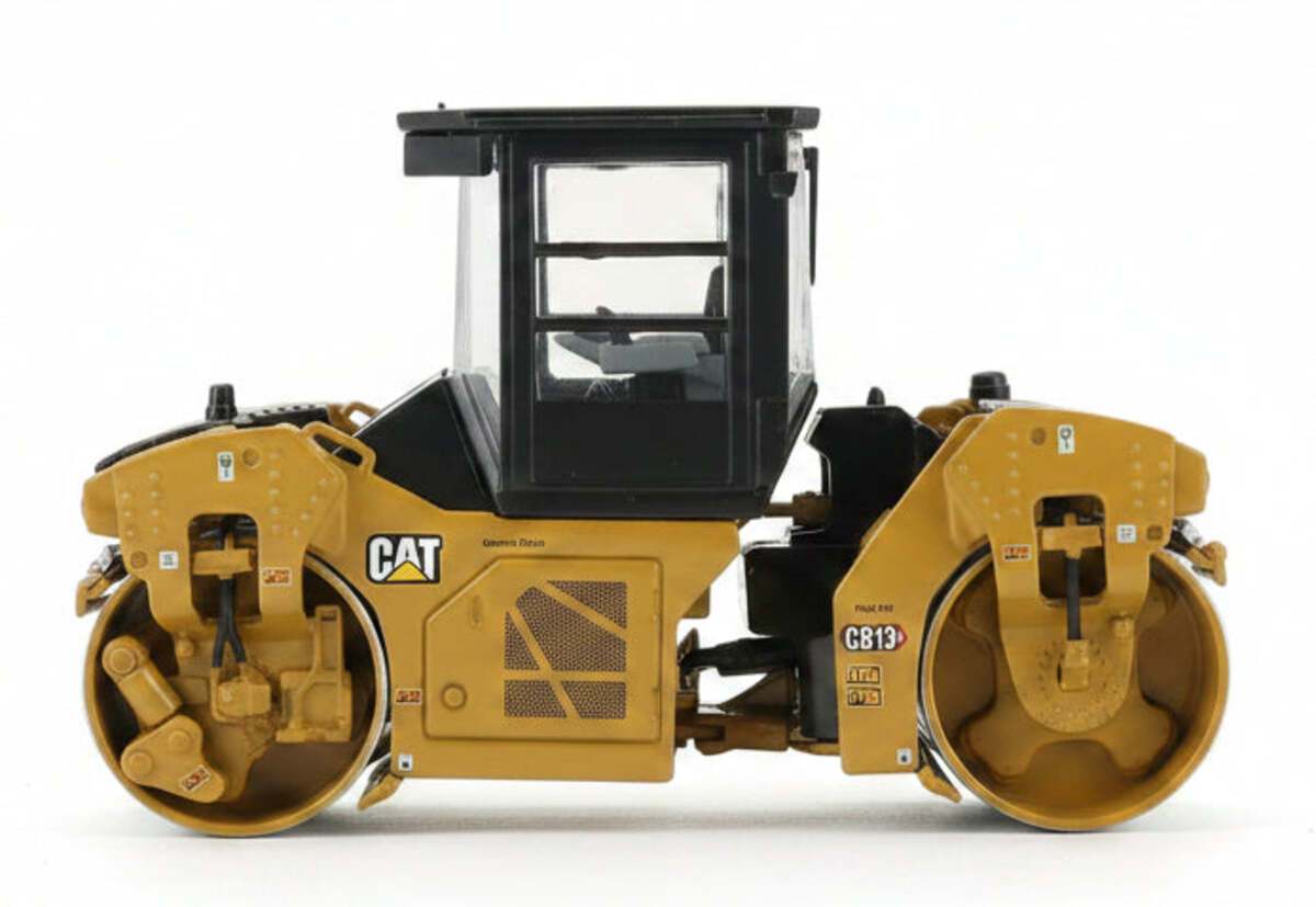 Diecast Masters 85595 1:50 Caterpillar CB-13 Tandem Vibratory Roller Vehicle