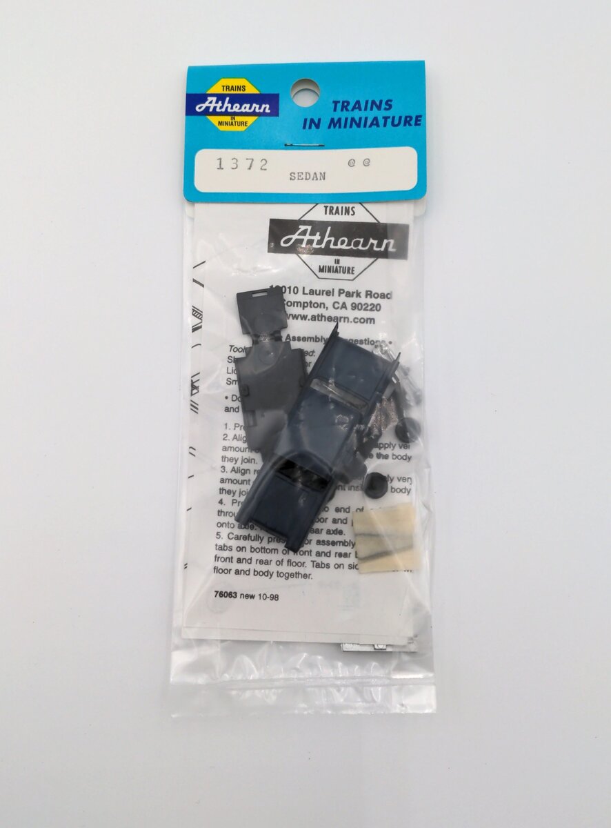 Athearn 1372 HO Navy Blue Sedan