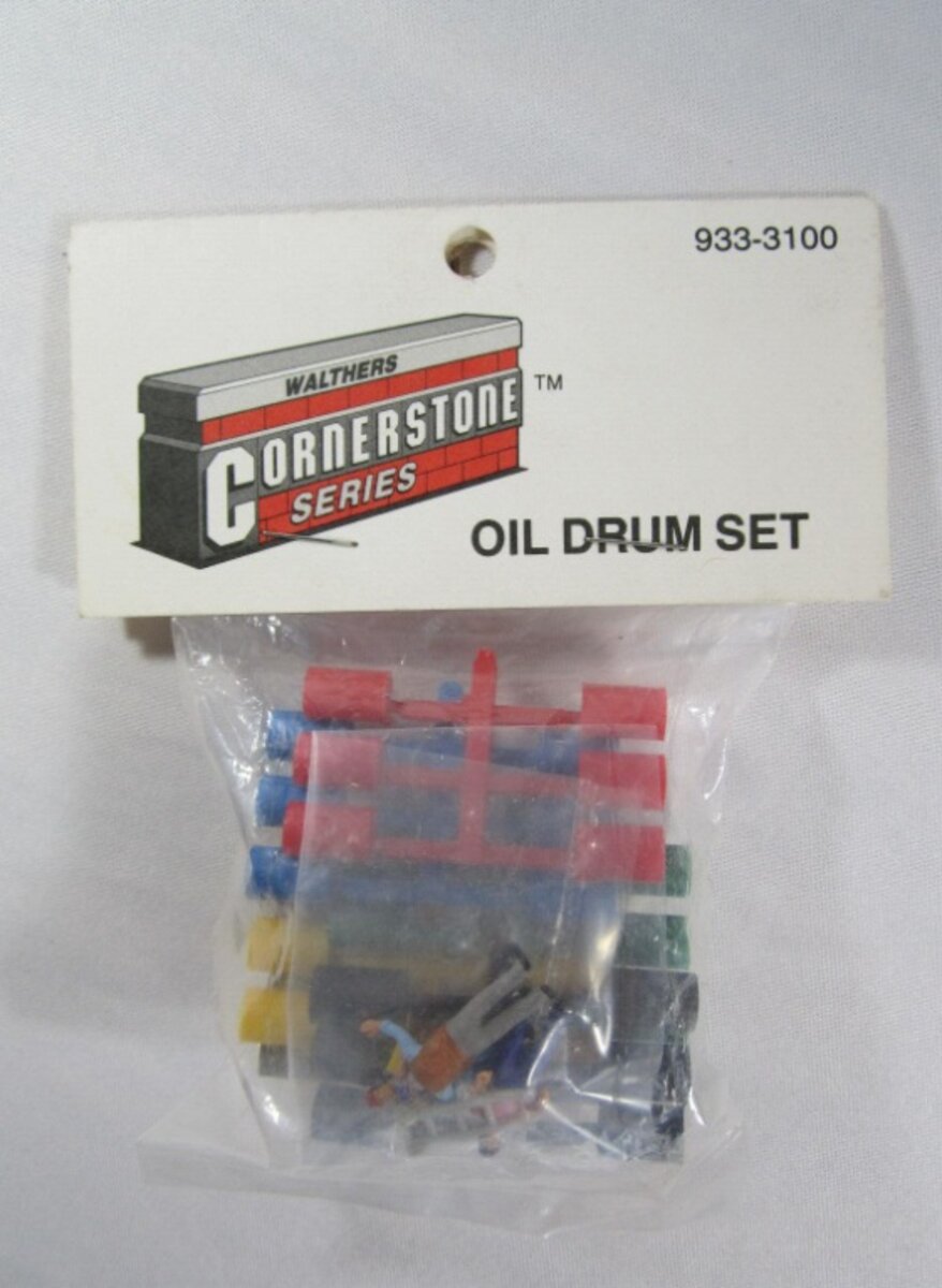 Walthers 933-3100 HO Scale Plastic Oil Drum Set & 3 Figures