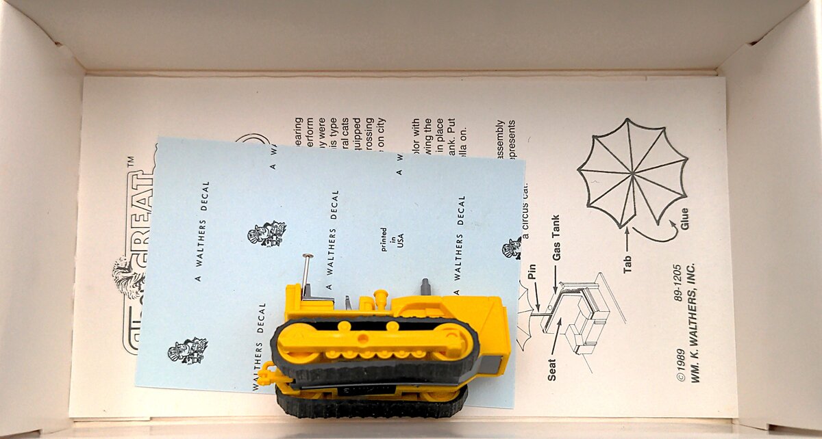 Walthers 933-1372 HO The Great Circus Train Circus Cat Bulldozer Plastic Kit