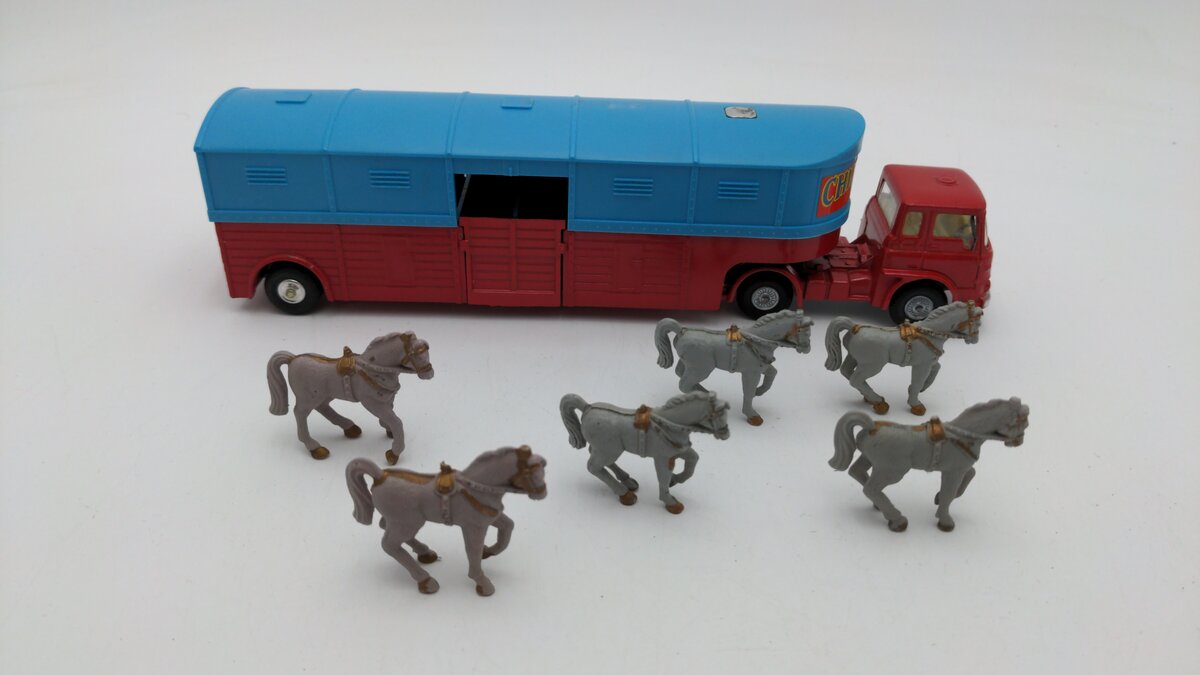 Corgi 1130 1:43 Scale Horse Transporter Chipperfields Circus W/6 Plastic Horses EX/Box