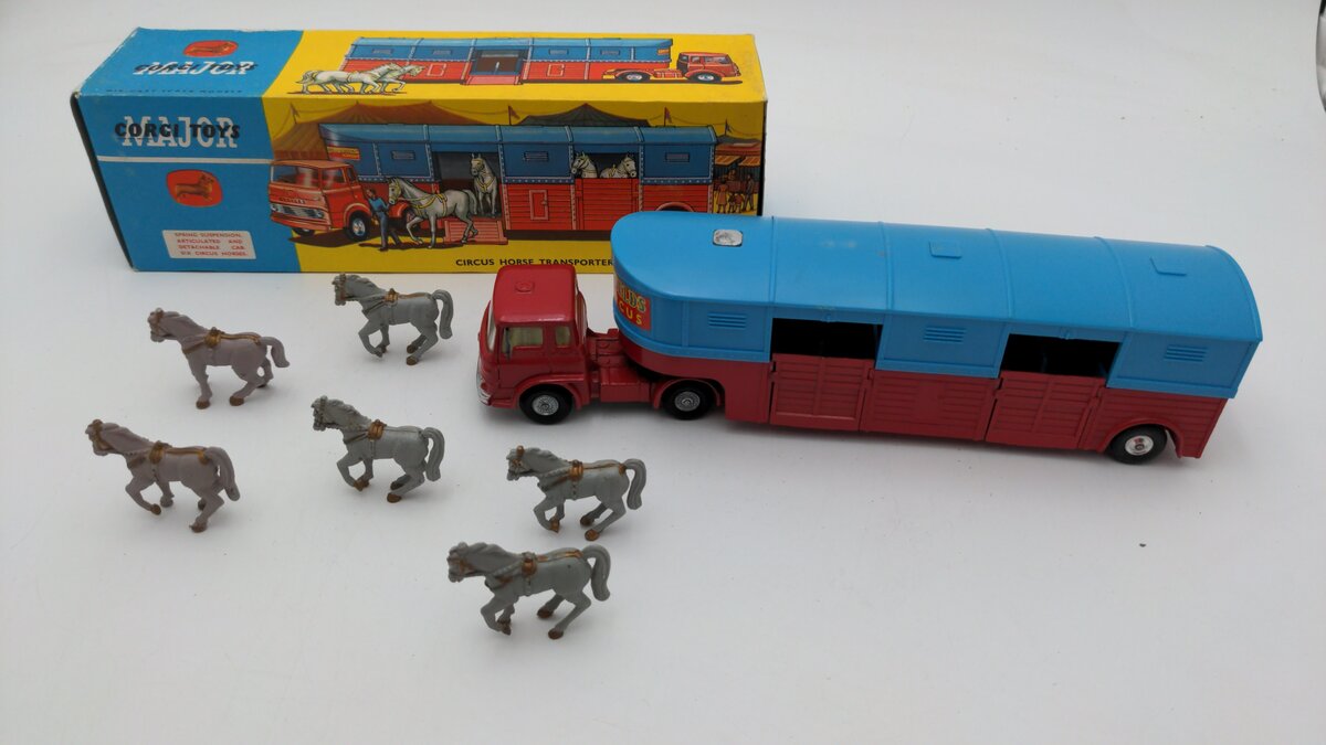 Corgi 1130 1:43 Scale Horse Transporter Chipperfields Circus W/6 Plastic Horses EX/Box