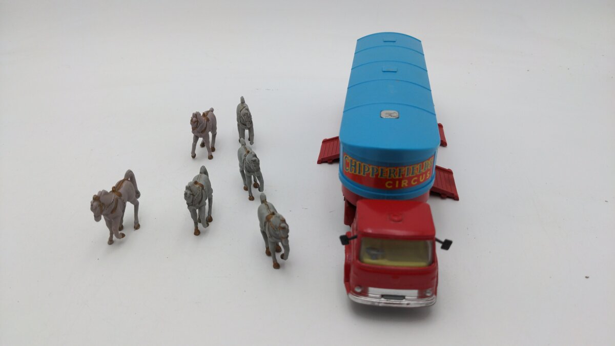Corgi 1130 1:43 Scale Horse Transporter Chipperfields Circus W/6 Plastic Horses EX/Box