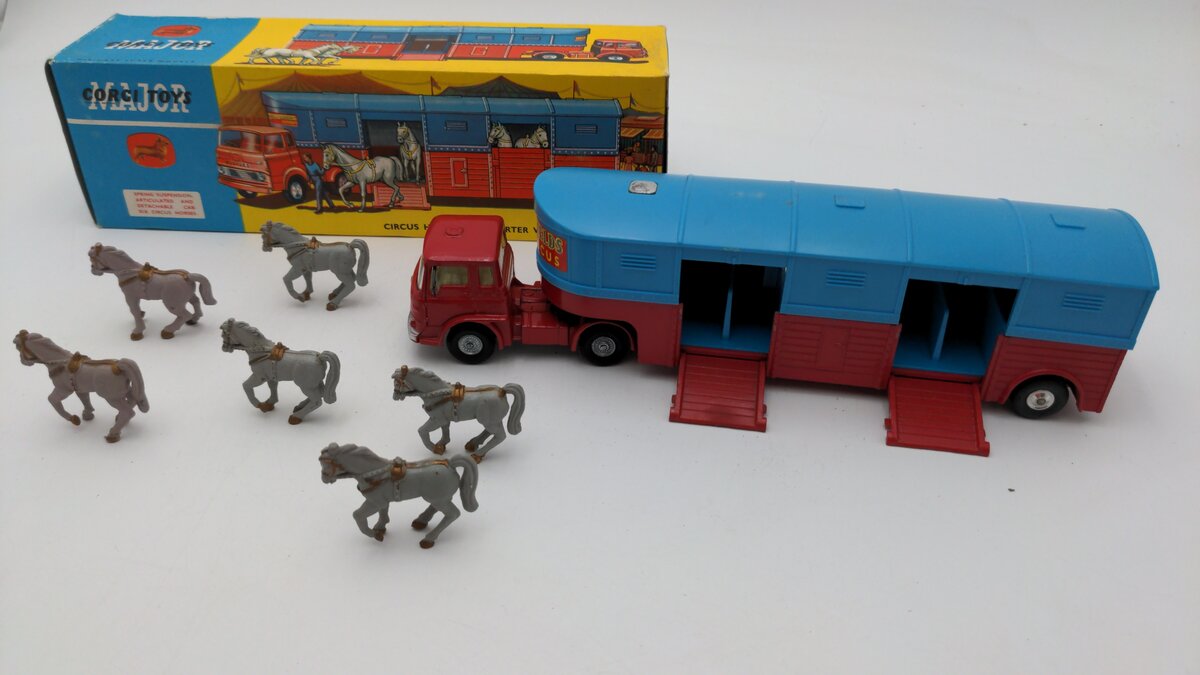 Corgi 1130 1:43 Scale Horse Transporter Chipperfields Circus W/6 Plastic Horses EX/Box