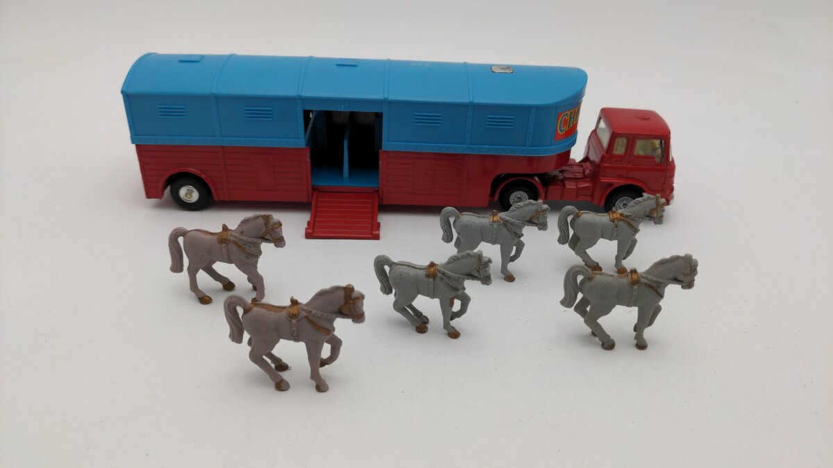 Corgi 1130 1:43 Scale Horse Transporter Chipperfields Circus W/6 Plastic Horses EX/Box