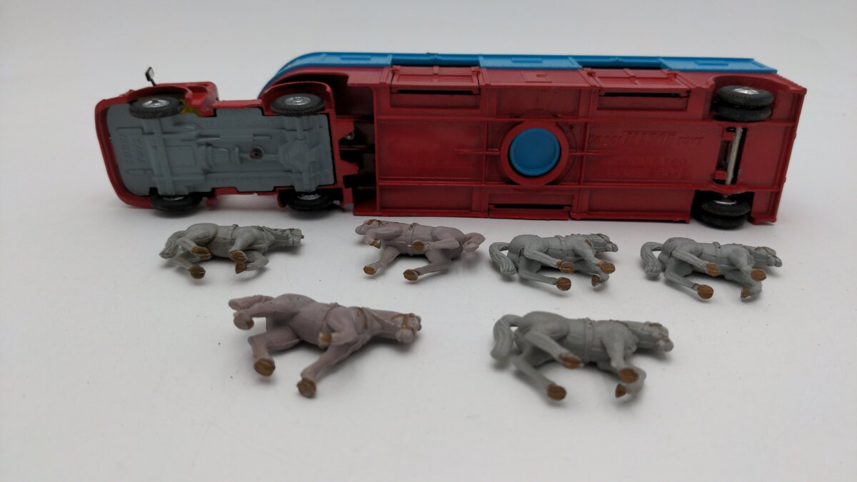 Corgi 1130 1:43 Scale Horse Transporter Chipperfields Circus W/6 Plastic Horses EX/Box