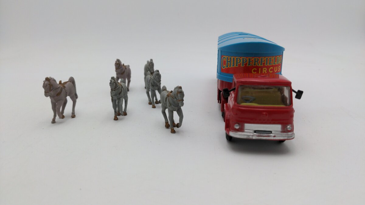Corgi 1130 1:43 Scale Horse Transporter Chipperfields Circus W/6 Plastic Horses EX/Box