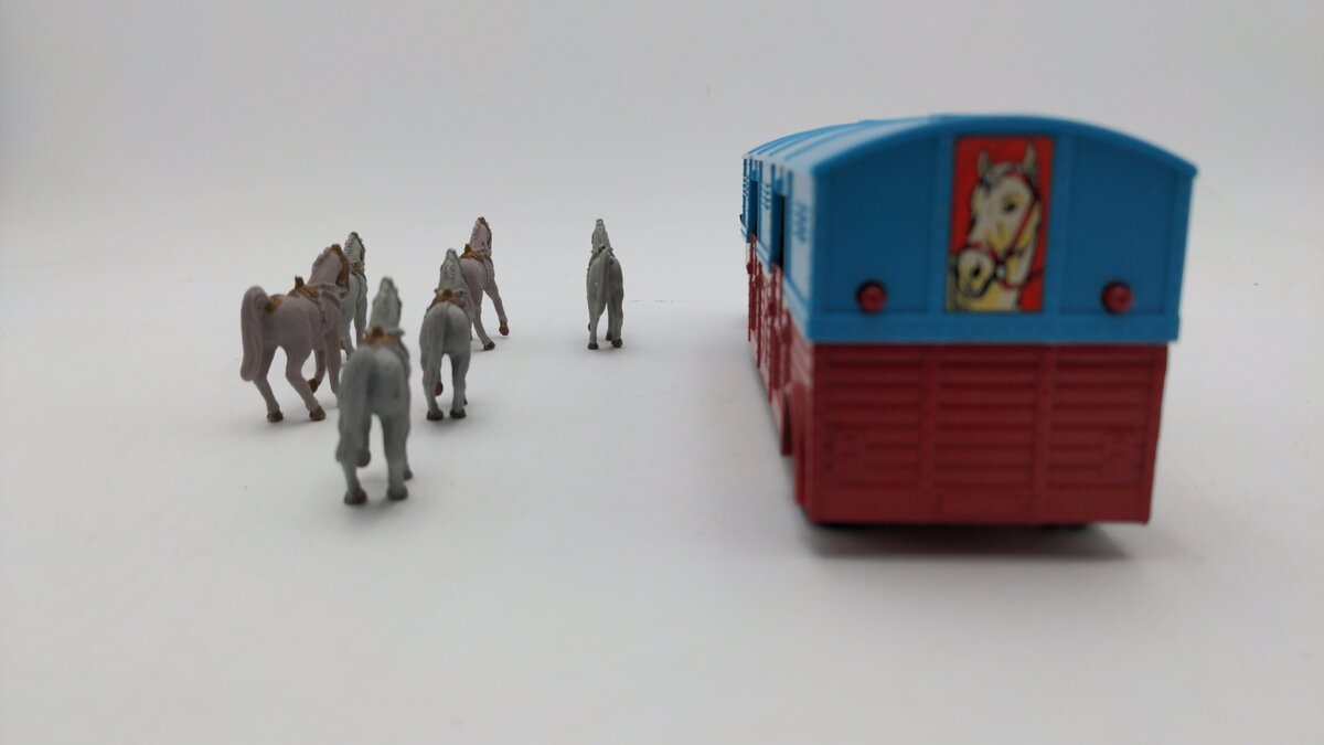 Corgi 1130 1:43 Scale Horse Transporter Chipperfields Circus W/6 Plastic Horses EX/Box