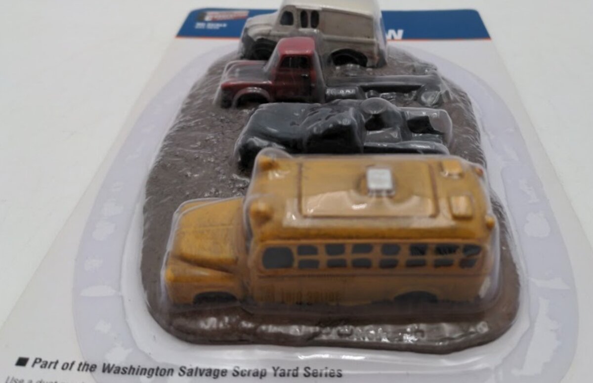 Walthers 933-3639 HO Scale CornerStone Series Junk Truck Row