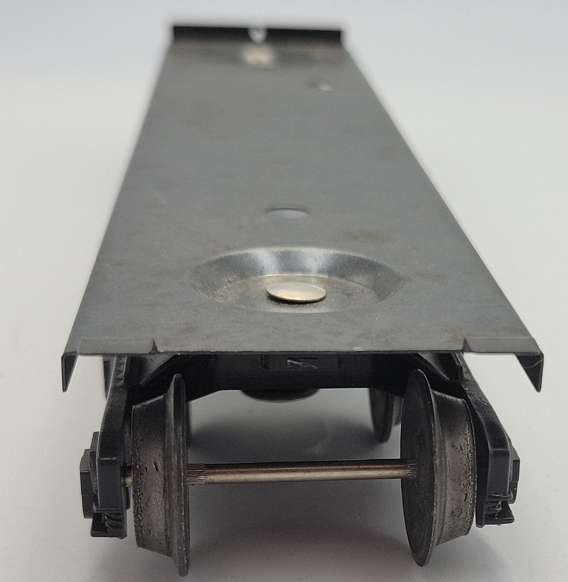 Lionel 6464-9 LTI Metal Boxcar Frame with Two 9150-50 Plastic Trucks
