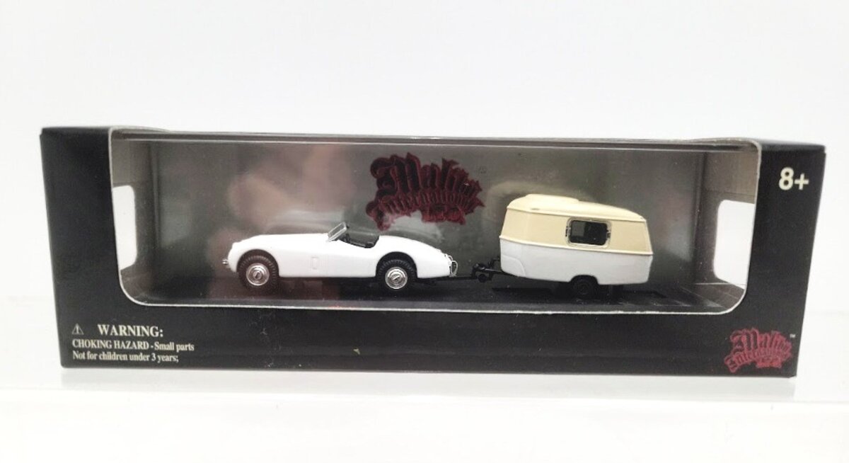 Malibu International 06010 HO Scale White Jaquar XK120 W/White & Cream Caravan