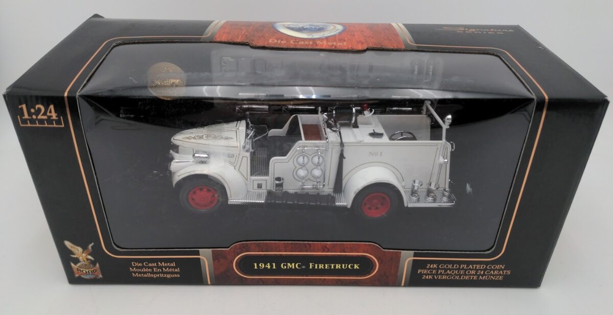 Road Signature 20068 1:24 Scale Diecast White 1941 GMC Firetruck No. 1