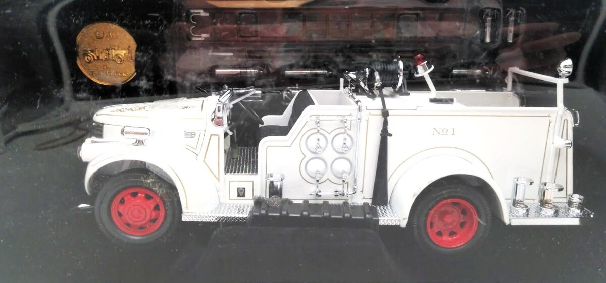 Road Signature 20068 1:24 Scale Diecast White 1941 GMC Firetruck No. 1