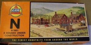 AHM 5801 HO 3 Houses Under Construction With John Building Kit