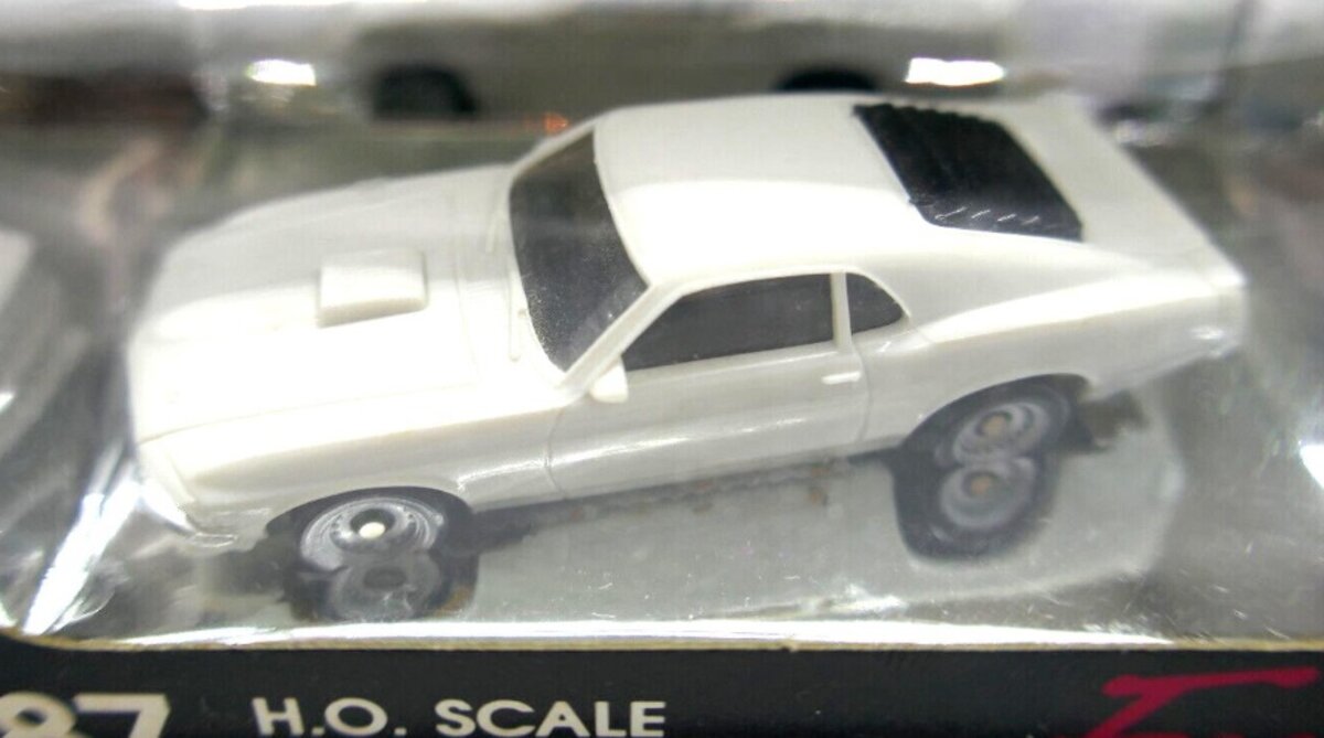 Monogram 2027 1:87 Scale White Mini Exacts '69 Mustang Boss 302 Car