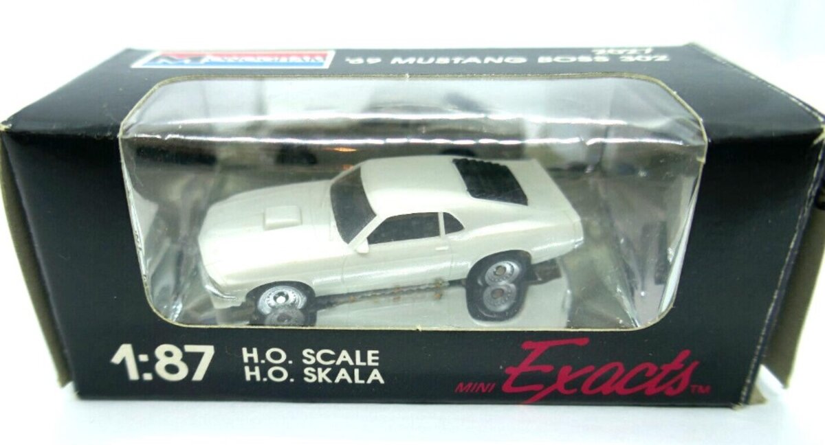 Monogram 2027 1:87 Scale White Mini Exacts '69 Mustang Boss 302 Car