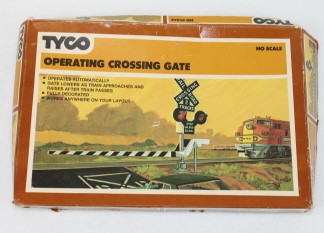 Tyco 908:600 HO Scale Operating Crossing Gate